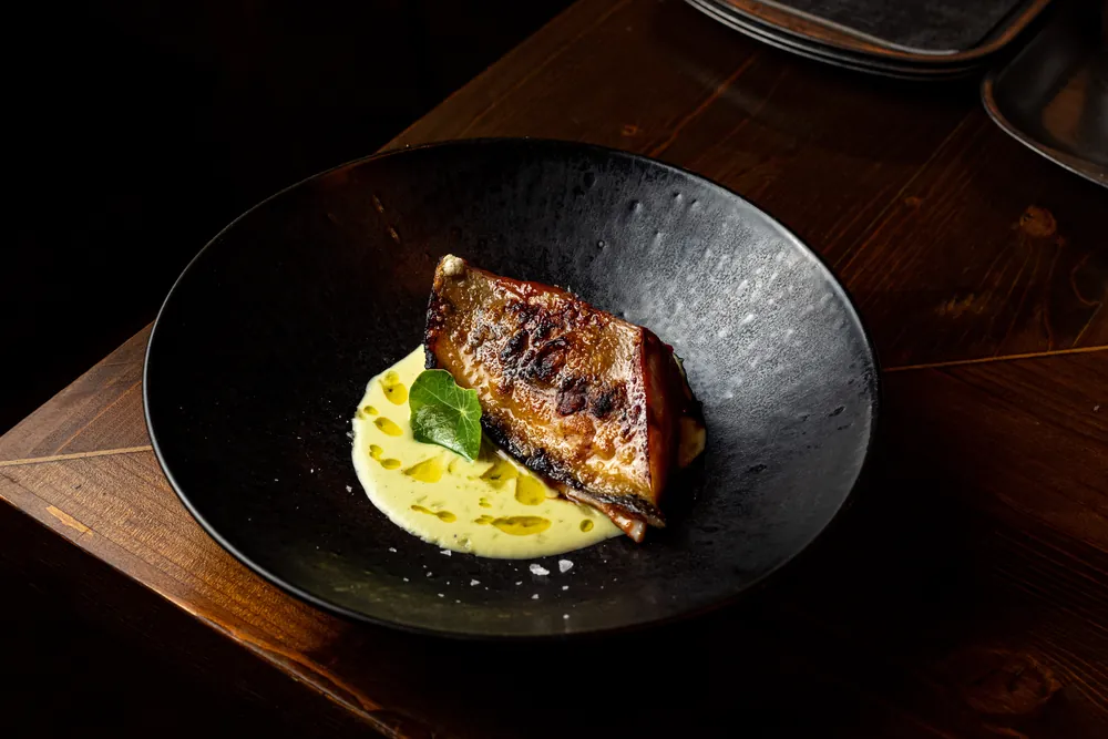 Plat de Matsu en bol negre