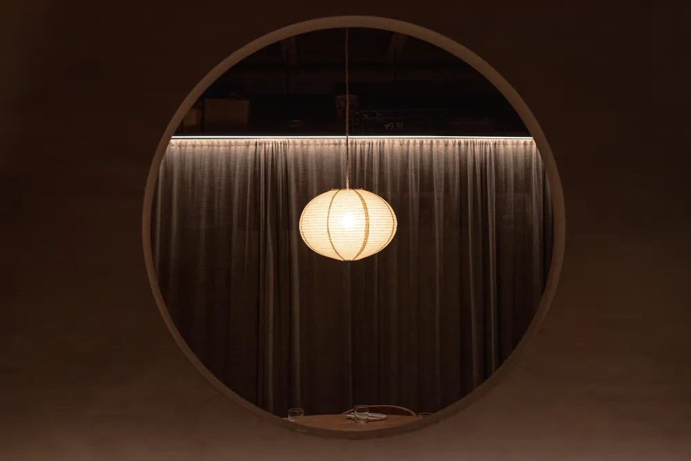 Detall d'il·luminació de la sala